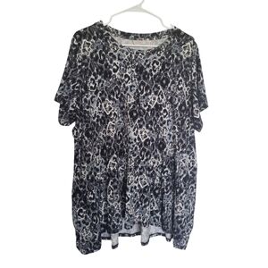 Logo Grey Women's Black and White Leopard Print Top.
Size 1X.